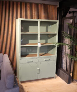 Figue vitrinekast industrieel olijfgroen / houten planken 120cm