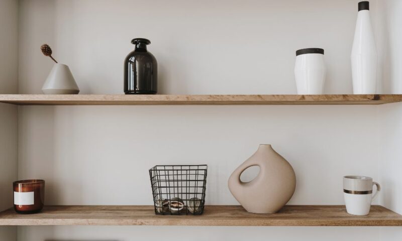 Bevestig houten planken aan de muur: eenvoudig stappenplan voor een stevig resultaat