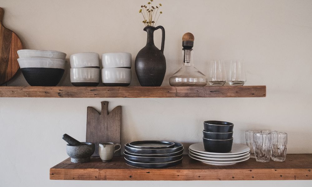 Bevestig houten planken aan de muur: eenvoudig stappenplan voor een stevig resultaat