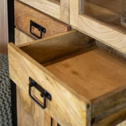 Britt Vitrinekast naturel 2 lade 2 deurs 90cm