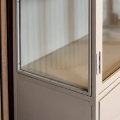 Figue vitrinekast industrieel taupe binnenkant zijkant glas 120cm