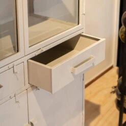 Figue vitrinekast industrieel taupe zijkant glas 90cm