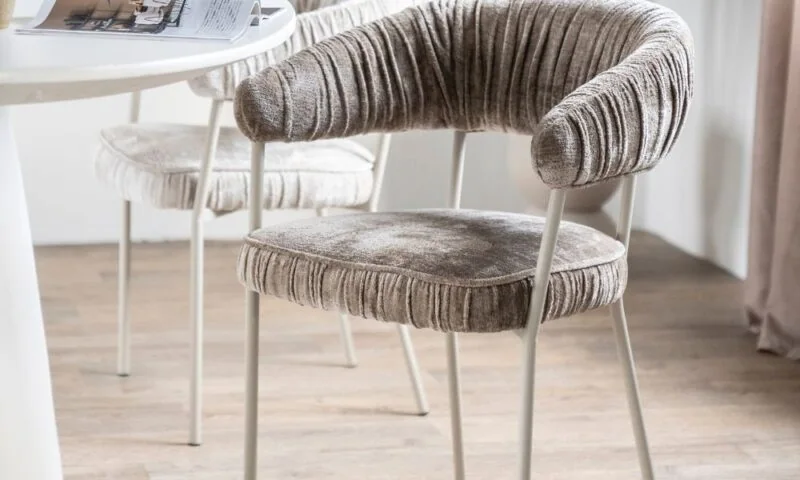 Eetkamerstoelen met beige poten stijlen doe je zo!