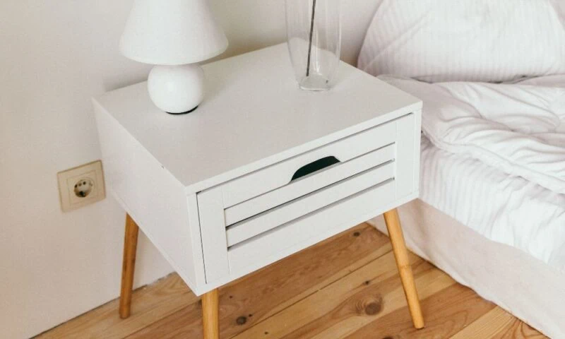 Hoe kies je het juiste nachtkastje? Let op hoogte, breedte en stijl