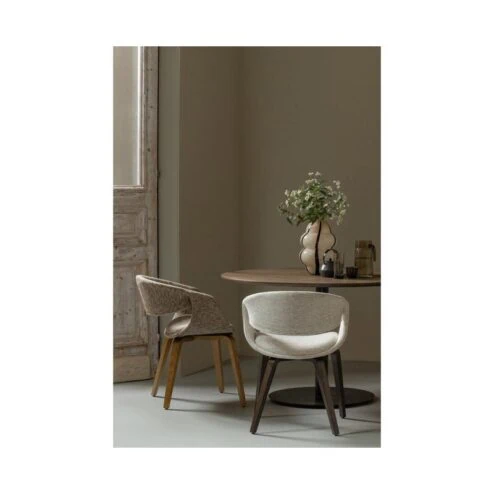 Yossi Eetkamerstoel zand met houten poot naturel